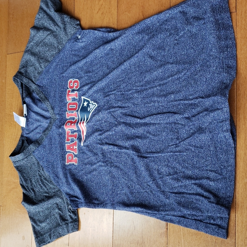 Women's New England Patriots shirt, size small